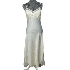 Flora full length nightgown. Size‎ Medium. Cream with lace detail at top. EUC
